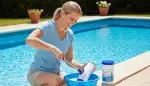 Kristallklares Wasser: Poolpumpe reinigen